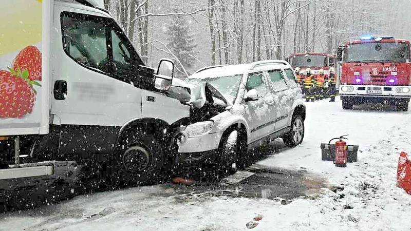 Jedna z dopravních nehod na zasněžených silnicích. Tato se stala u Bečova nad Teplou.