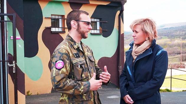 Náčelník Střediska obsluhy výcvikového zařízení Hradiště Martin Kuna vysvětluje hejtmance Janě Vildumetzové využití prostoru a zabezpečení jednotek v době cvičení.