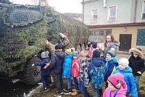 Vojáci nechali děti usednout i do armádních vozidel, která s sebou přivezli, mohly si osahat i zbraně.
