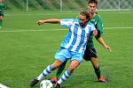 Chebská derby mezi hvězdou (v modrém) a mužstvem FC Cheb skončilo bez branek. Zápas rozhodly až pokutové kopy.