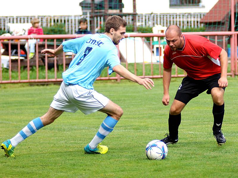 Fotbalisté Dolního Rychnova (v červeném) hostili Sokol Chyše.