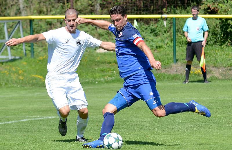 Karlovarská Slavia (v modrém) obstála v generálce, kterou vyhrála 2:0 nad Chomutovem (v bílém).