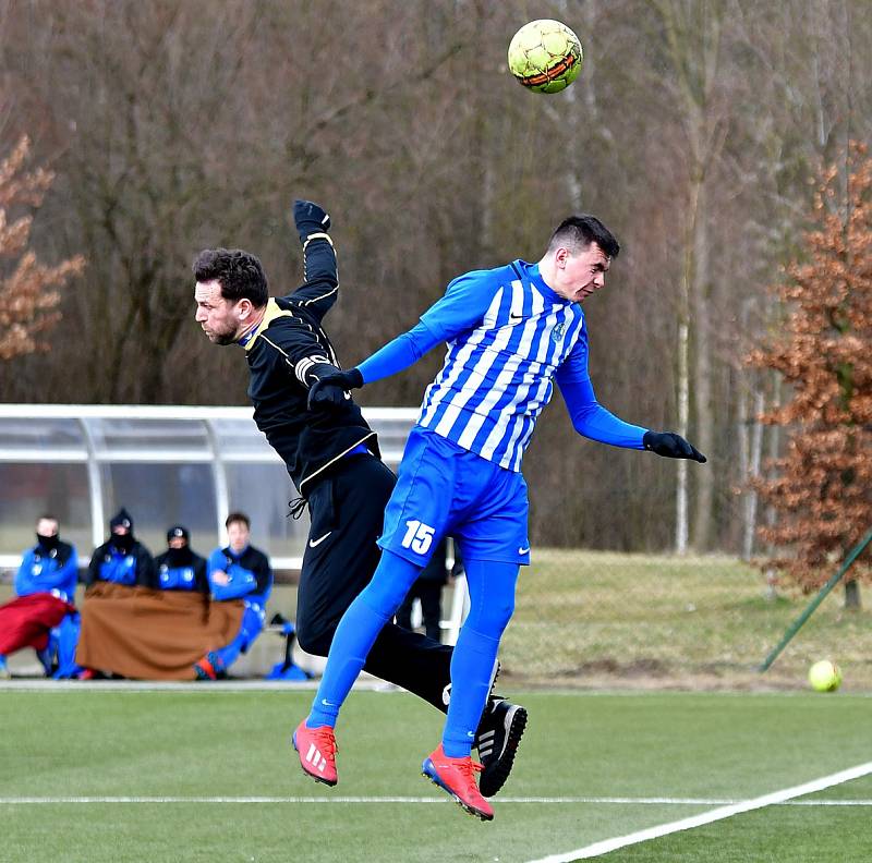 Divizní derby mezi ostrovským FK a mariánskolázeňskou Viktorií rozhodla jediná trefa, kterou obstaral viktorián Jakub Lattisch.