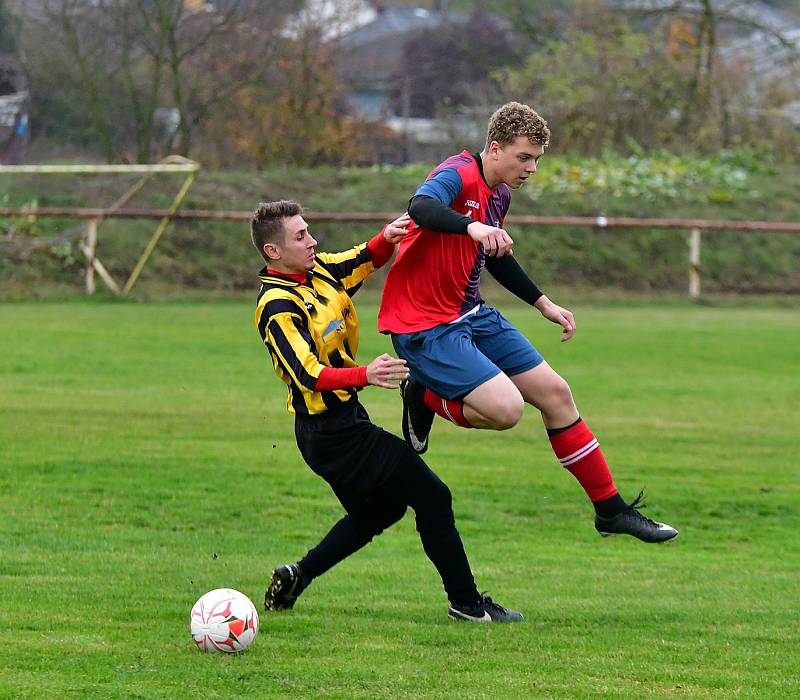 Sadov (v pruhovaném) před svými fanoušky udolal v poměru 2:1 béčko Nové Role.