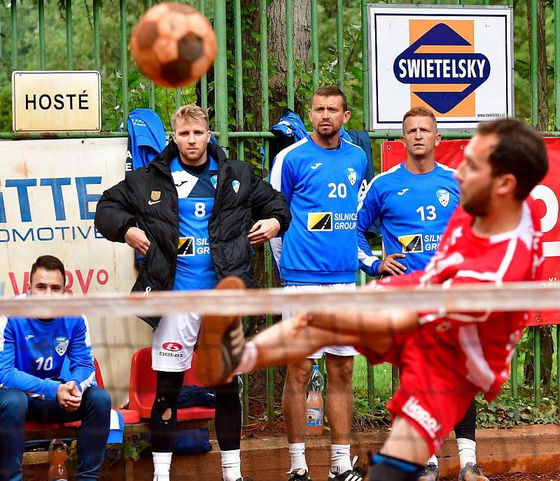 Nohejbalisté SK Liapor Karlovy Vary vstoupili do semifinále extraligy levou nohou, když na kurtech v Doubí nestačili na Modřice, kterým podlehli 3:5 na utkání.