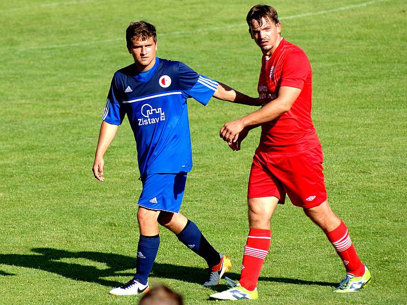 Karlovarská Slavia (v modrém) podlehla v prvním kole Mol cupu na vlastním hřišti Královo Dvoru 0:3.