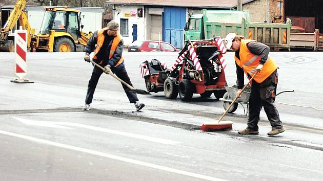 Dělníci finišují na stavbě kruhové křižovatky v Sokolově. Ta byla jednou z podmínek pro povolení objízdné trasy v obou směrech.