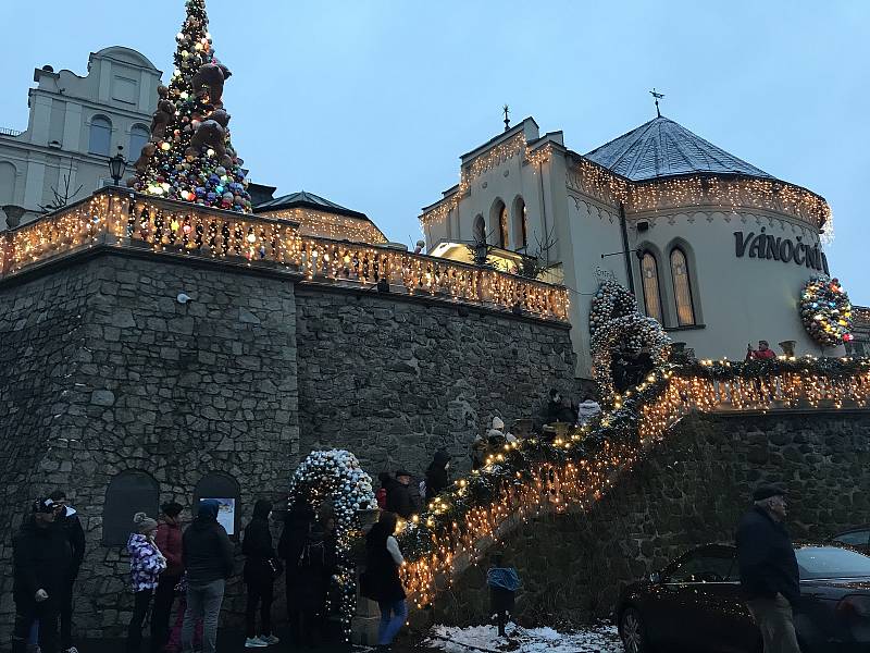 Fronty před Vánočním domem v Karlových Varech se tvořily celý den.