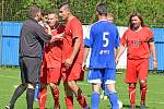 Pila (v červeném) si vyšlápla na nejdecké béčko (v modrém), když slavila výhru 3:1.