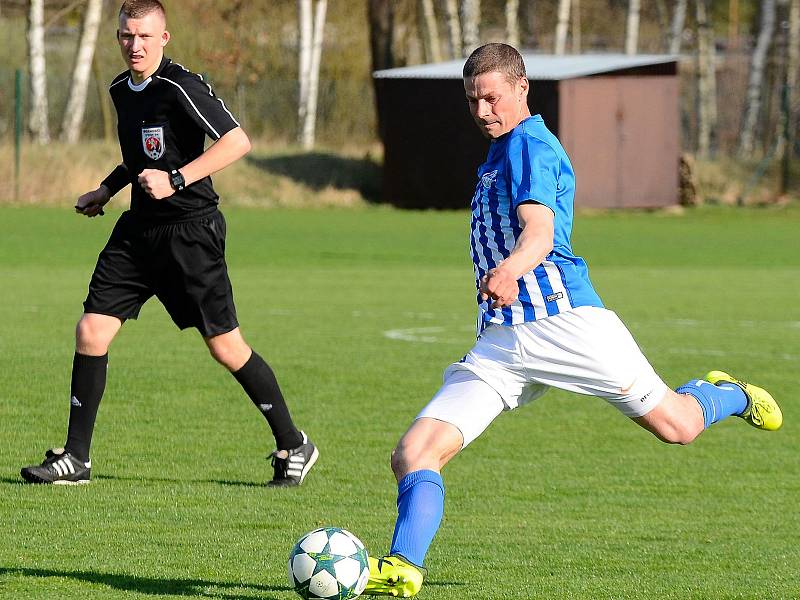 Ostrovští fotbalisté (v modrém) dosáhli na třetí jarní domácí výhru v řadě za sebou, když tentokrát smázli v okresním derby karlovarskou Lokomotivu (v zeleném) v poměru 10:2.