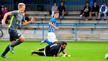 Cennou výhru 1:0 ukořistil před svými fanoušky ostrovský FK, který udolal v poměru 1:0 Mostecký FK (v šedém).