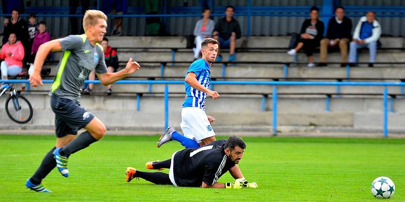 Cennou výhru 1:0 ukořistil před svými fanoušky ostrovský FK, který udolal v poměru 1:0 Mostecký FK (v šedém).