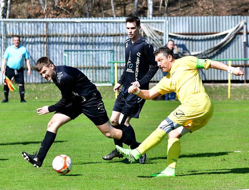 Dalovice (ve žlutém) v domácím prostředí porazily 2:0 Děpoltovice (v černém).