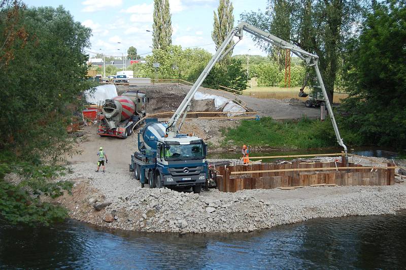 V Doubí v Karlových Varech pokračují stavbaři s realizací nového mostu. Ten má nahradit původní, který byl odstraněn letos na jaře kvůli havarijnímu stavu. Do konce července by měly být postaveny pilíře, pak přijde na řadu osazování ocelových nosníků.
