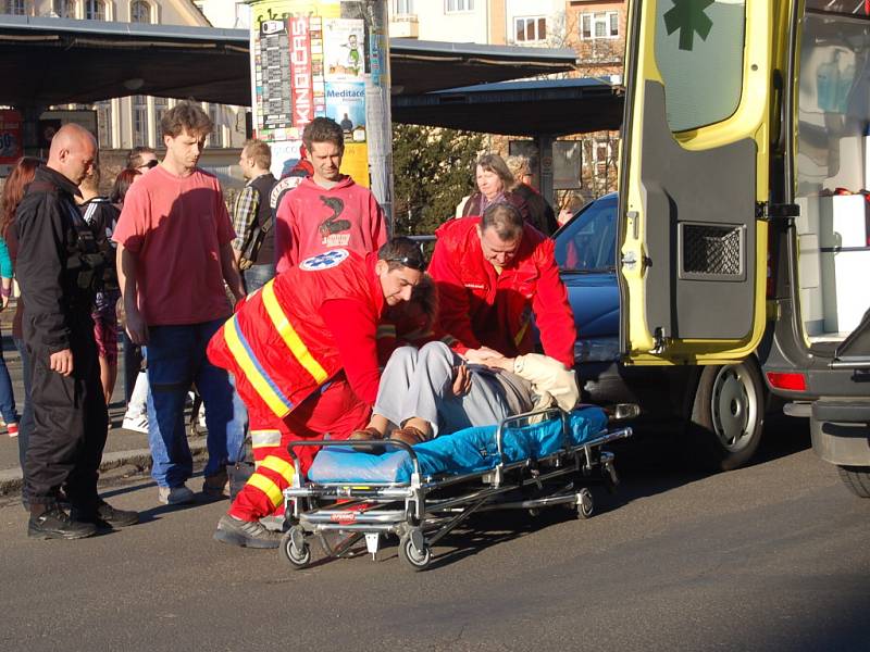 U tržnice v Karlových Varech srazilo auto starší ženu, která přecházela ulici mimo přechod.