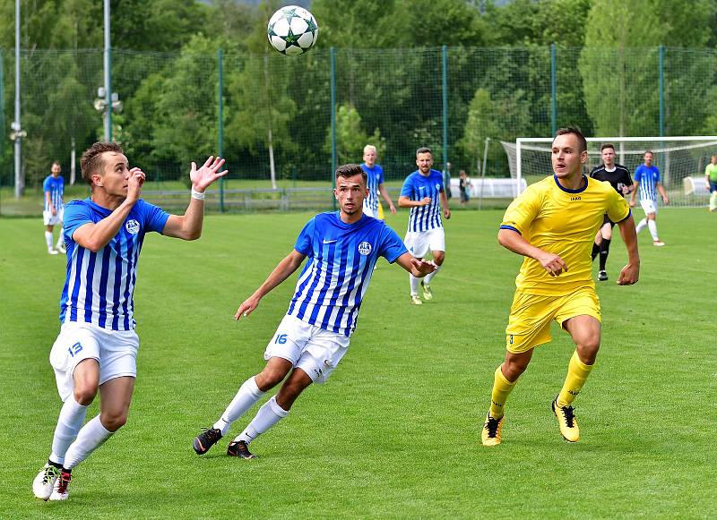 Ostrov (v modrém) sice porazil Neratovice (ve žlutém) 4:0, ale na záchranu v divizní soutěži to nestačilo.