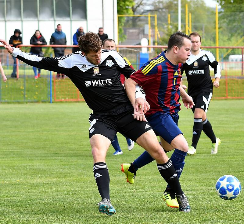 Nejdek (v černém) dosáhl na půdě Nové Role na výhru 5:0.