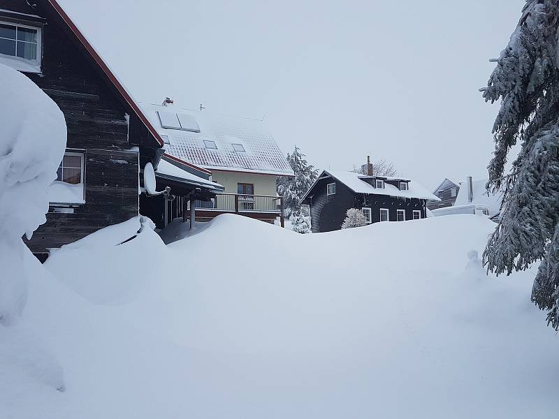 Sněhem zapadaný Boží Dar v Krušných horách. Foto Infocentrum BD