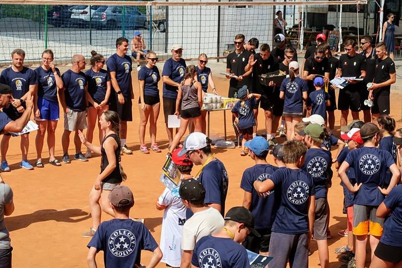 Karlovarsko opět vyplní volejbalovou přestávku oblíbeným a vyhledávaným volejbalovým kempem pro děti od 5 do 14 let, když pro zájemce nově budou k dispozici dva turnusy. Premiérově pak Karlovarsko nachystalo pro děti dva beachvolejbalové víkendy.