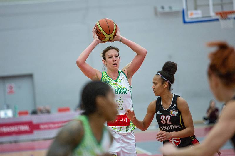 Utkání o třetí místo českého poháru v basketbalu žen, Final 4 v Karlových Varech, BS DSK Basketball Nymburk KV - BLK Slavia Praha (v červených dresech).