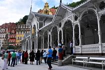 Centrum Karlových Varů bylo v době před pandemií plné turistů.