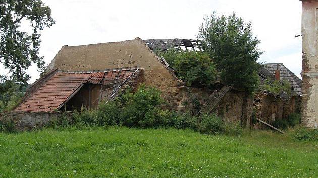 Na horním zámku v Toužimi se zřítila část střechy