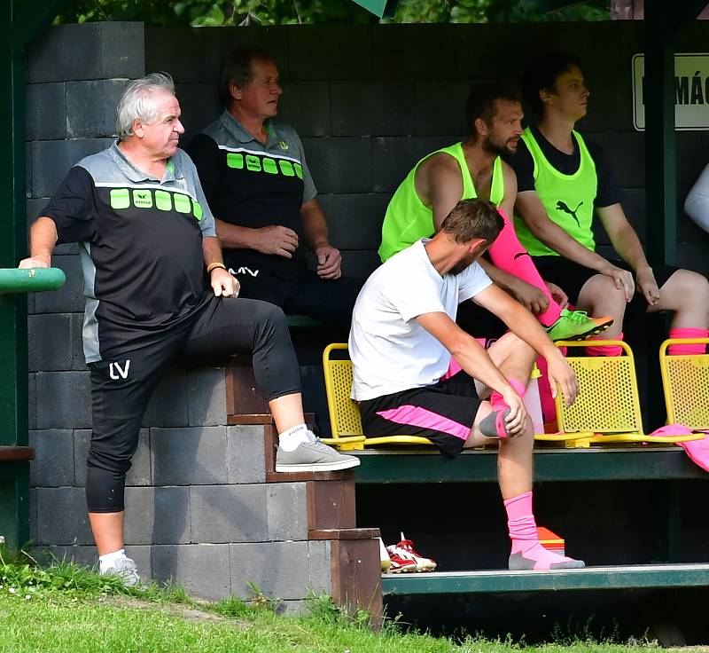 Cenný bod si připsala ve 4. kole krajské I. A třídě na konto rezerva FK Ostrov, která dosáhla v souboji s TJ Karlovy Vary-Dvory po výsledku 1:1 na bodový zisk.