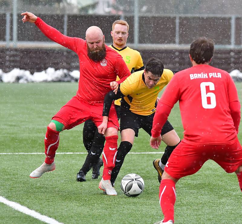 Pila (v červeném) porazila béčko Olympie 2:0, slavila druhou jarní výhru.