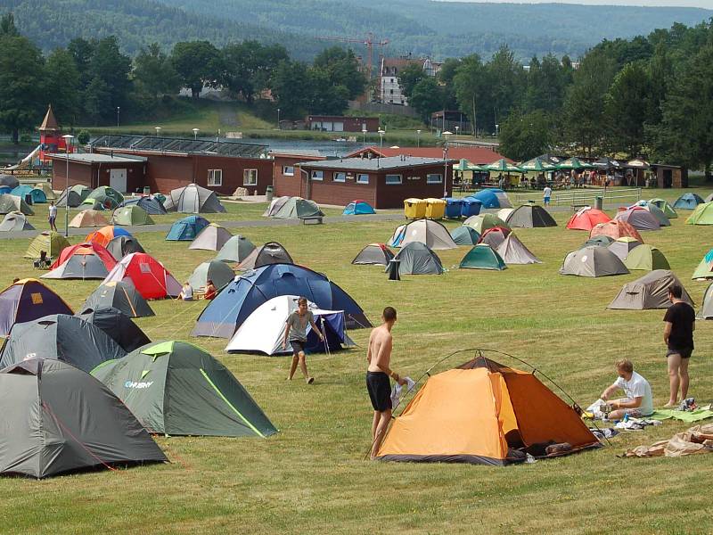 Nejlevnější ubytování na MFF bývá tradičně ve stanovém městečku na Rolavě. A bude tomu tak i letos.