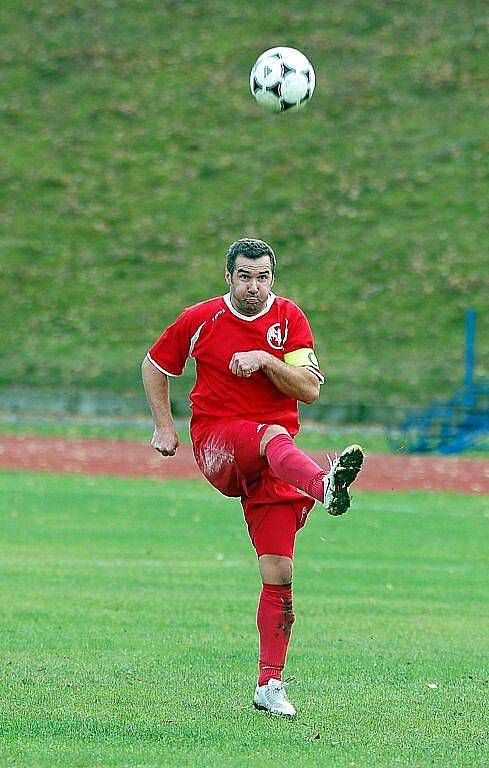 V dalším kole okresního přeboru vyhrálo karlovarské Bacardi (v červeném) nad Slavií Junior (ve žlutém) vysoko 8:1