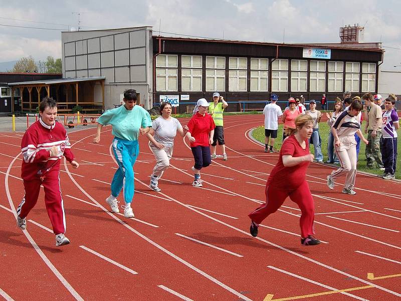 Jednou z nejoblíbenějších disciplín na sportovním dni je sprint na 100 metrů. Soutěžící dávali do sportovních výkonů všechny síly.