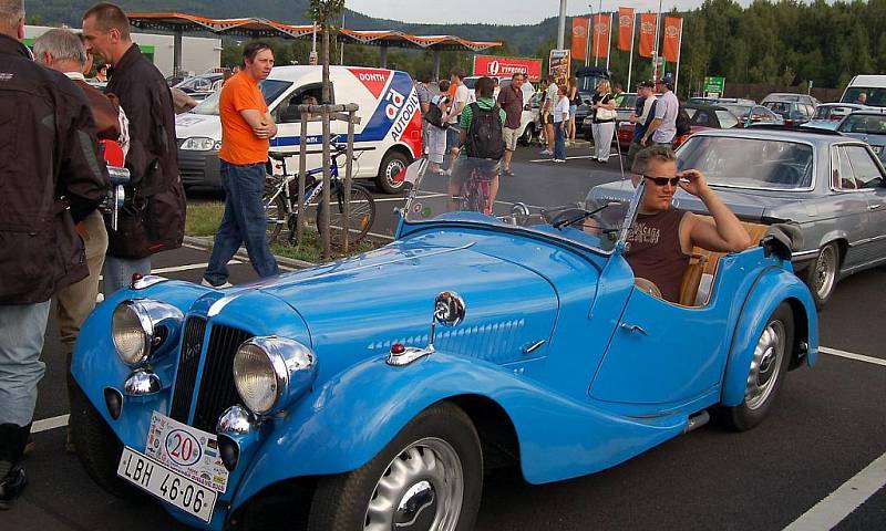 Karlovarská veterán rallye 2009. Na závěr závodu se na parkovišti u Globusu lidem historická vozidla představila v celé kráse.