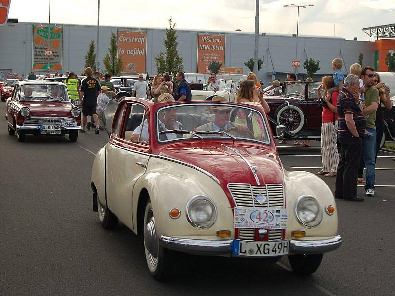 Karlovarská veterán rallye 2009. Na závěr závodu se na parkovišti u Globusu lidem historická vozidla představila v celé kráse.