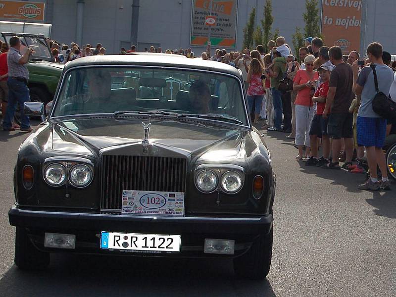 Karlovarská veterán rallye 2009. Na závěr závodu se na parkovišti u Globusu lidem historická vozidla představila v celé kráse.