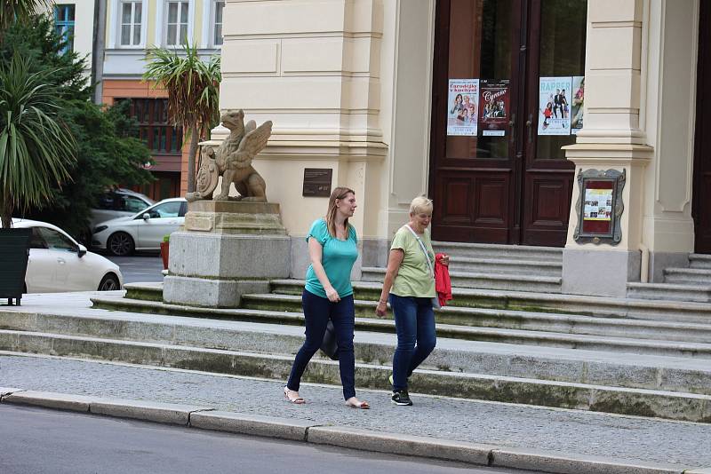 Ulice karlovarského lázeňského území jsou opět plné lidí.