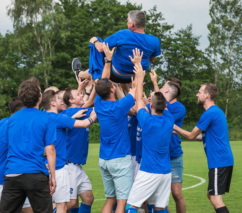 Ostrovští fotbalisté (v modrém) slavili po utkání s Královským Poříčím, které vyhráli 7:1, návrat do divizní soutěže.