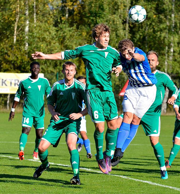 Fotbalisté Ostrova (v modrém) nestačili překvapivě na svém stadionu na tým rakovnického Tatranu, které podlehli 1:3.