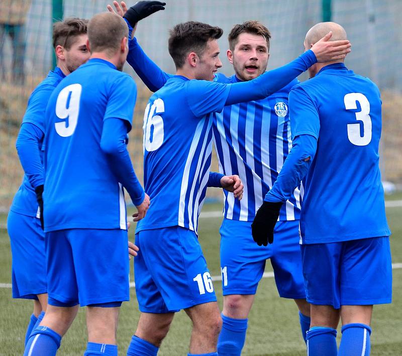 Vstup do jarní části krajského přeboru měli fotbalisté ostrovského FK (v pruhovaném) vítězný. Na svém hřišti deklasovali v poměru 8:0 chodovský Spartak (v červenočerném).