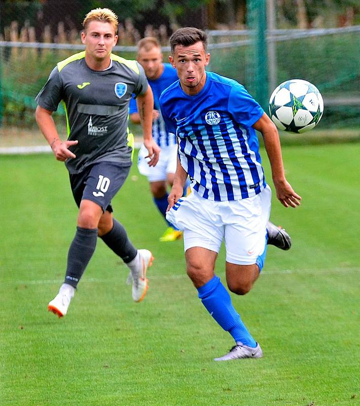 Cennou výhru 1:0 ukořistil před svými fanoušky ostrovský FK, který udolal v poměru 1:0 Mostecký FK (v šedém).