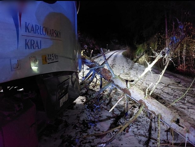 Karlovarští hasiči vyjížděli k desítkám padlých stromů. Stál i provoz na trati