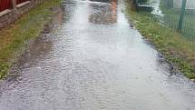 Vytrvalý déšť zasáhl Karlovarský kraj s mírnějšími následky, než jiné regiony. Přesto tu záplavy vody komplikovaly lidem život.