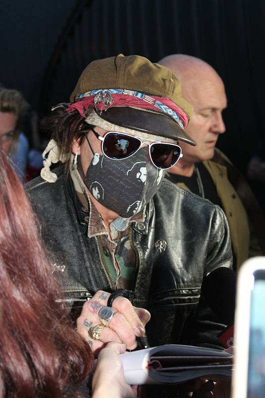 Johnny Depp opět rozdával autogramy a selfies, tentokrát na letišti při odletu domů.