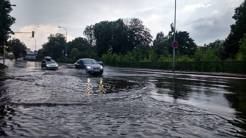 Bouřka a přívalový déšť v Karlových Varech.