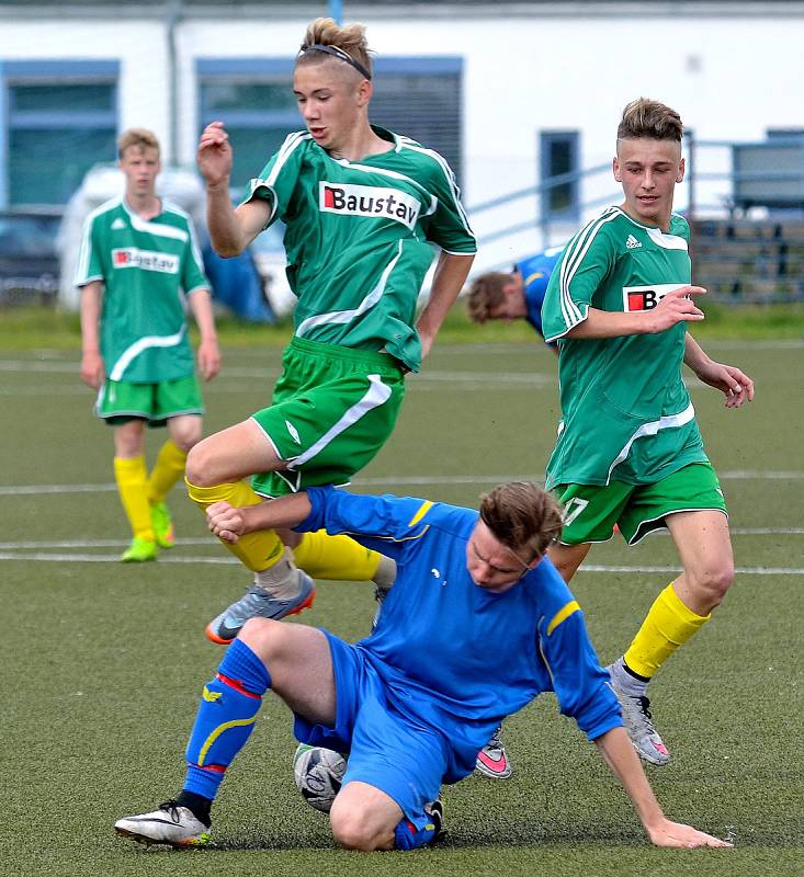 Karlovarské 1.FC (v zeleném) ovládlo krajský přebor dorostu, když v závěrečném kole završilo soutěž výhrou 7:1 nad Sedlecem (v modrém).