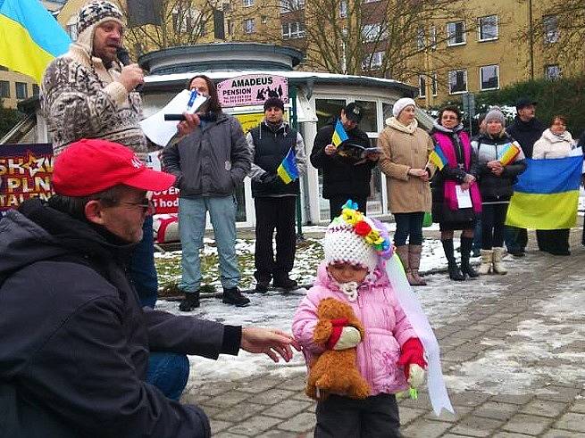 Vyjádřit solidaritu s Ukrajinou přišla v Karlových Varech téměř stovka lidí.