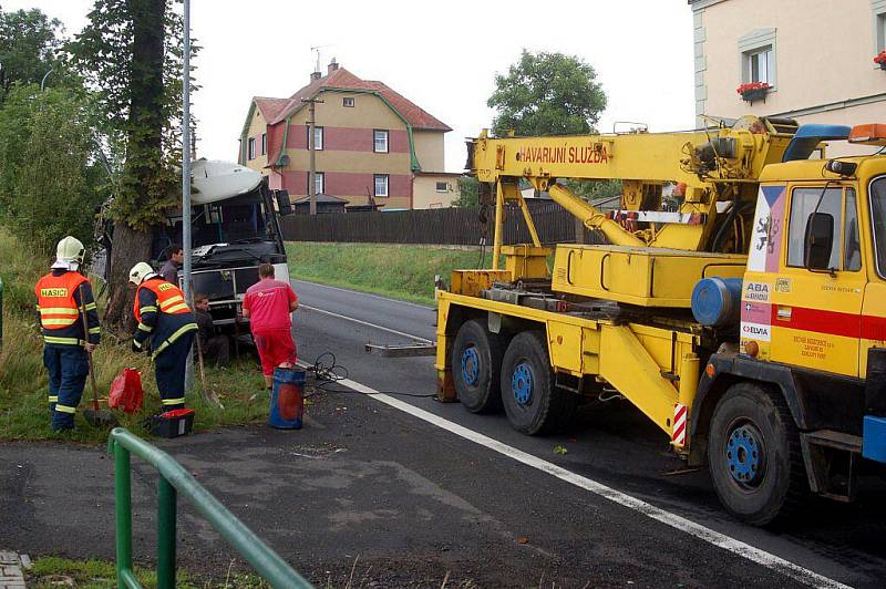 V pondělí 18. července ráno havaroval autobus mezi Nejdkem a Karlovými Vary  nedaleko od Staré Role