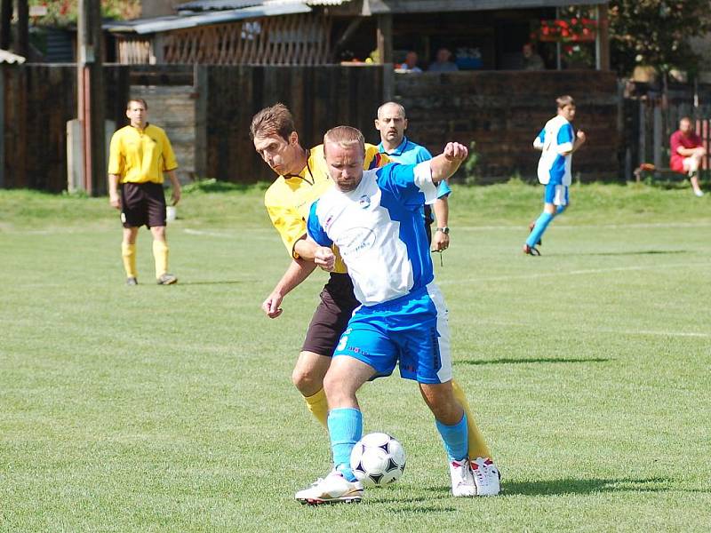 Bochov (ve žlutém) potvrdil ve Vojkovicích své kvality a zvítězil 4:1.