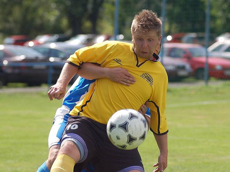 Bochov (ve žlutém) potvrdil ve Vojkovicích své kvality a zvítězil 4:1.