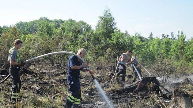 Kvůli požáru lesa ve vojenském prostoru hradiště byl do akce povolán i vrtulník  