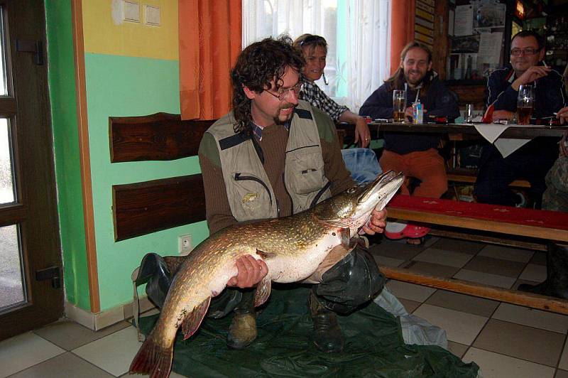 Leoš Ševčík chytil na Karlovarsku 120 centimetrů dlouhou a 14.5 kilogramů vážící štiku